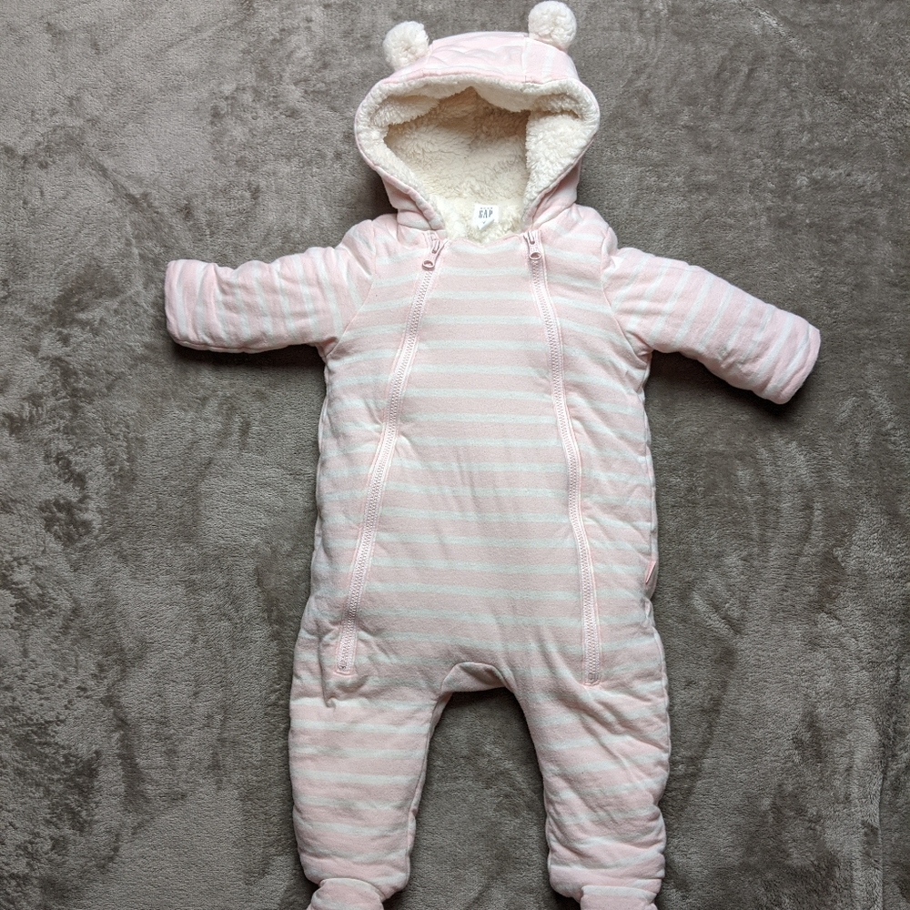 Baby Gap bunting outfit size 6-12 m.